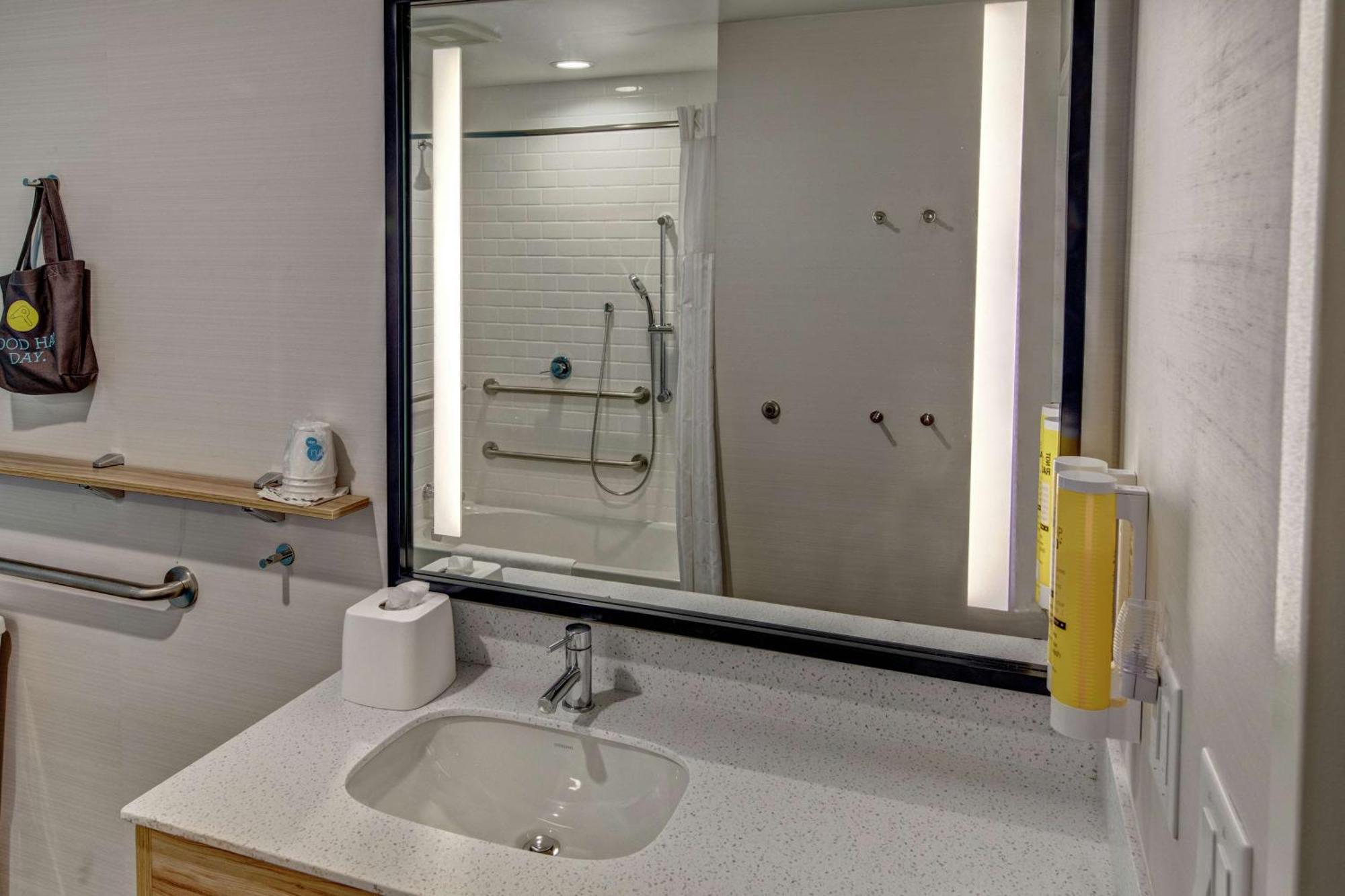 Tru By Hilton Roanoke Hollins Hotel Bagian luar foto